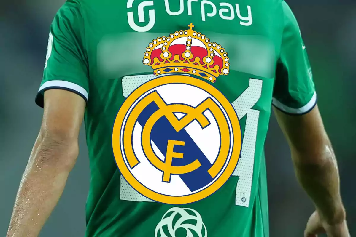 Jugador con camiseta verde y logo del Real Madrid superpuesto en la espalda.