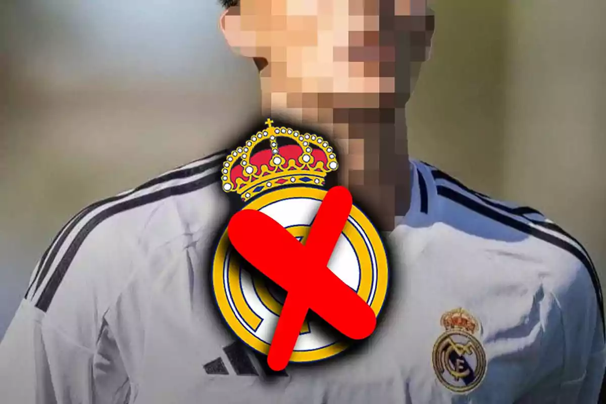 Persona con camiseta de fútbol del Real Madrid con el rostro pixelado y un símbolo de prohibición sobre el escudo del equipo.