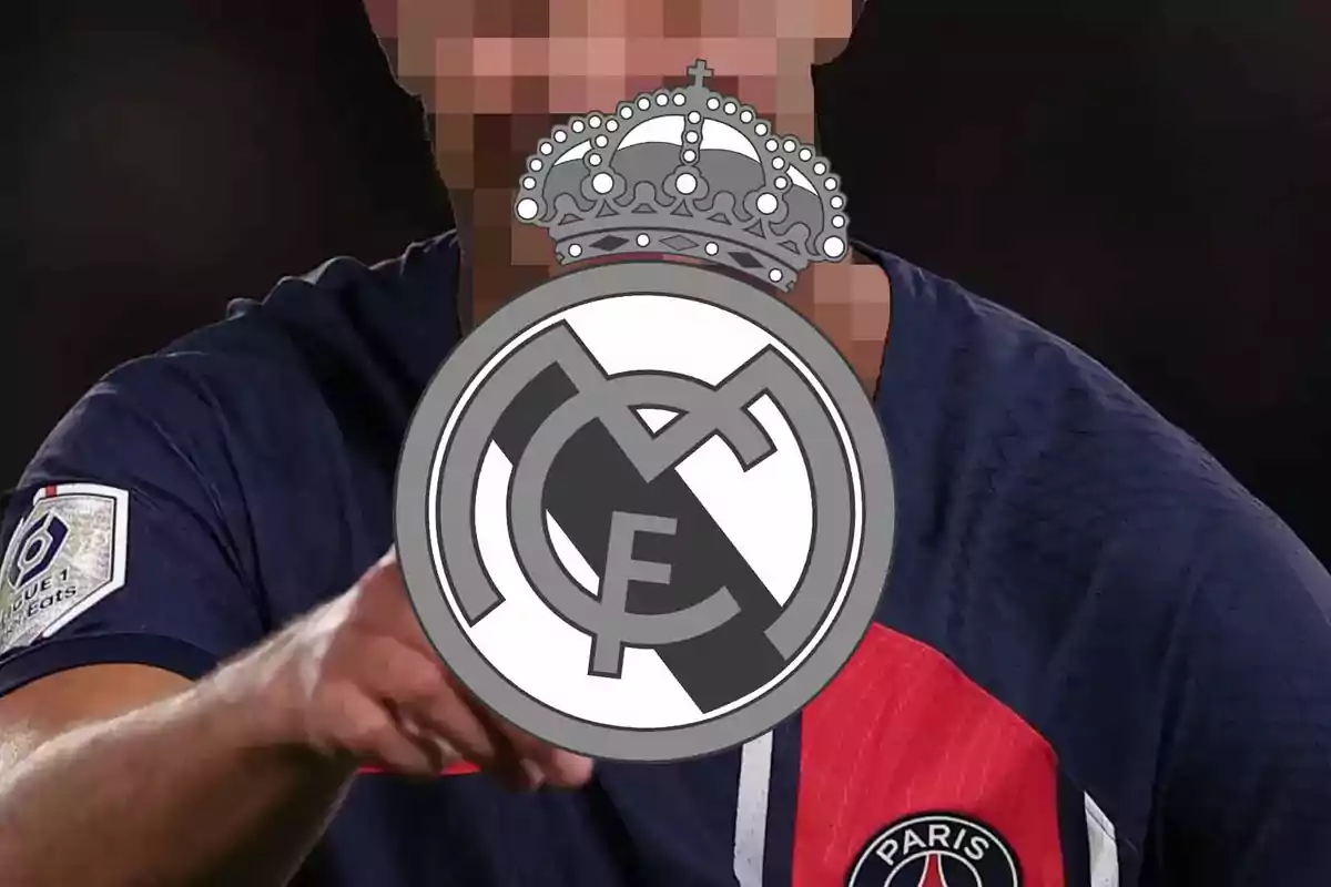 Un jugador de fútbol con la cara pixelada lleva una camiseta del PSG y el escudo del Real Madrid cubre su rostro.