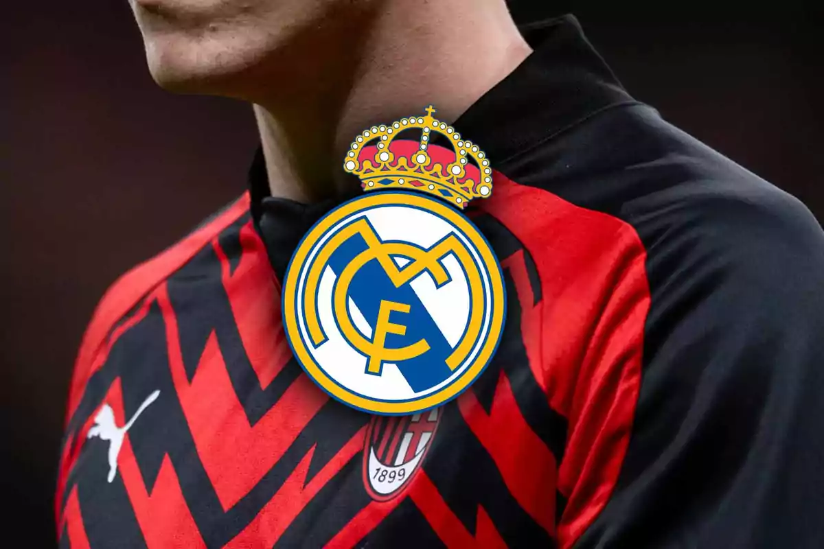 Jugador vistiendo una camiseta de fútbol roja y negra con el logo del Real Madrid superpuesto.