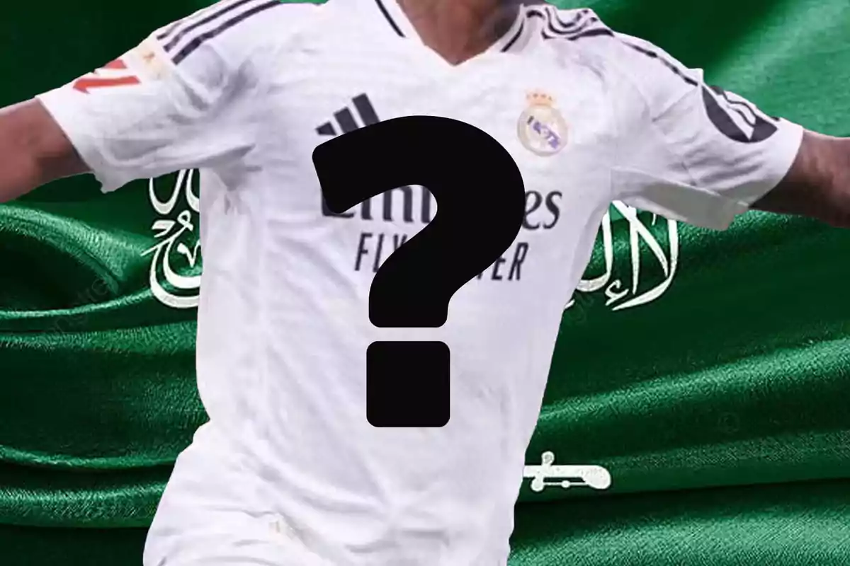 Un jugador de fútbol con una camiseta blanca del Real Madrid y un gran signo de interrogación en el pecho, sobre un fondo verde con escritura árabe.