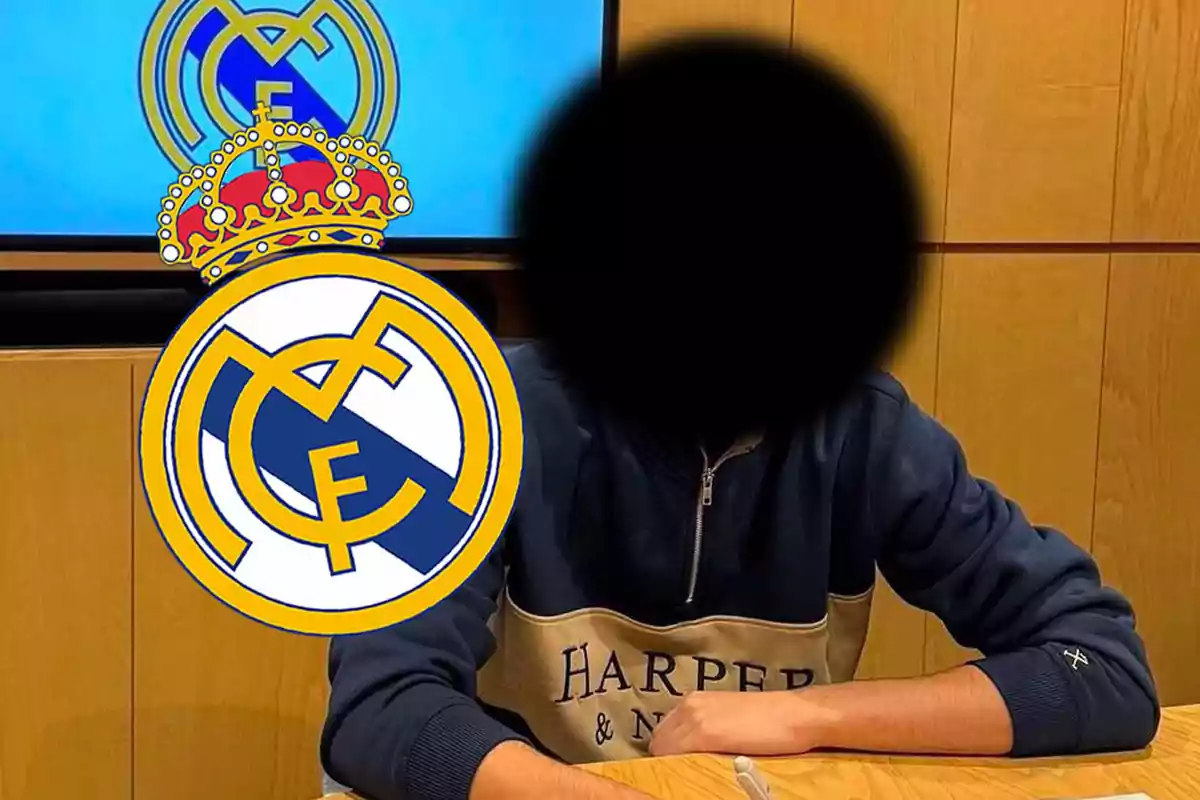 Persona sentada en una mesa con el logo del Real Madrid cubriendo su rostro y una pantalla en el fondo mostrando el mismo logo.