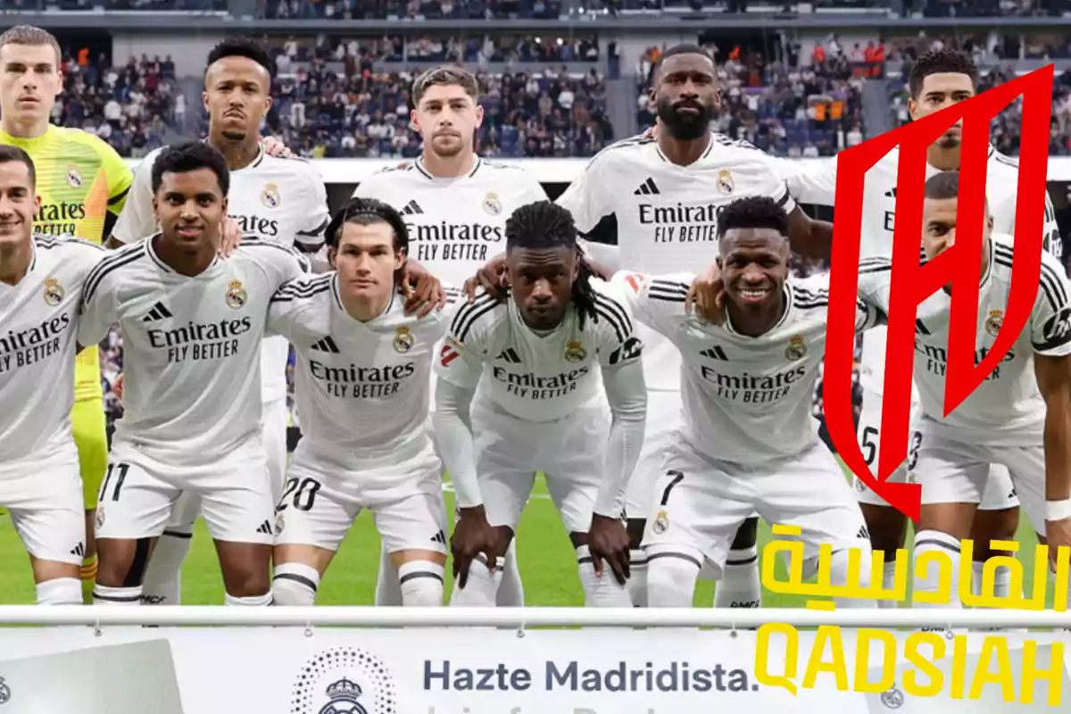 Jugadores de fútbol del Real Madrid posando en el campo con uniformes blancos y un logotipo rojo superpuesto.