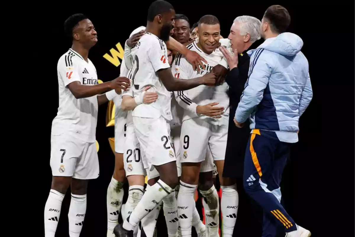 Jugadores de fútbol celebrando en el campo con su entrenador.