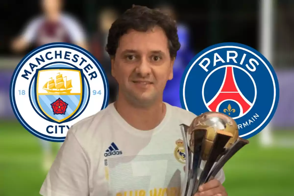 Un hombre con una camiseta de fútbol sostiene un trofeo, con los logotipos del Manchester City y el Paris Saint-Germain en el fondo.