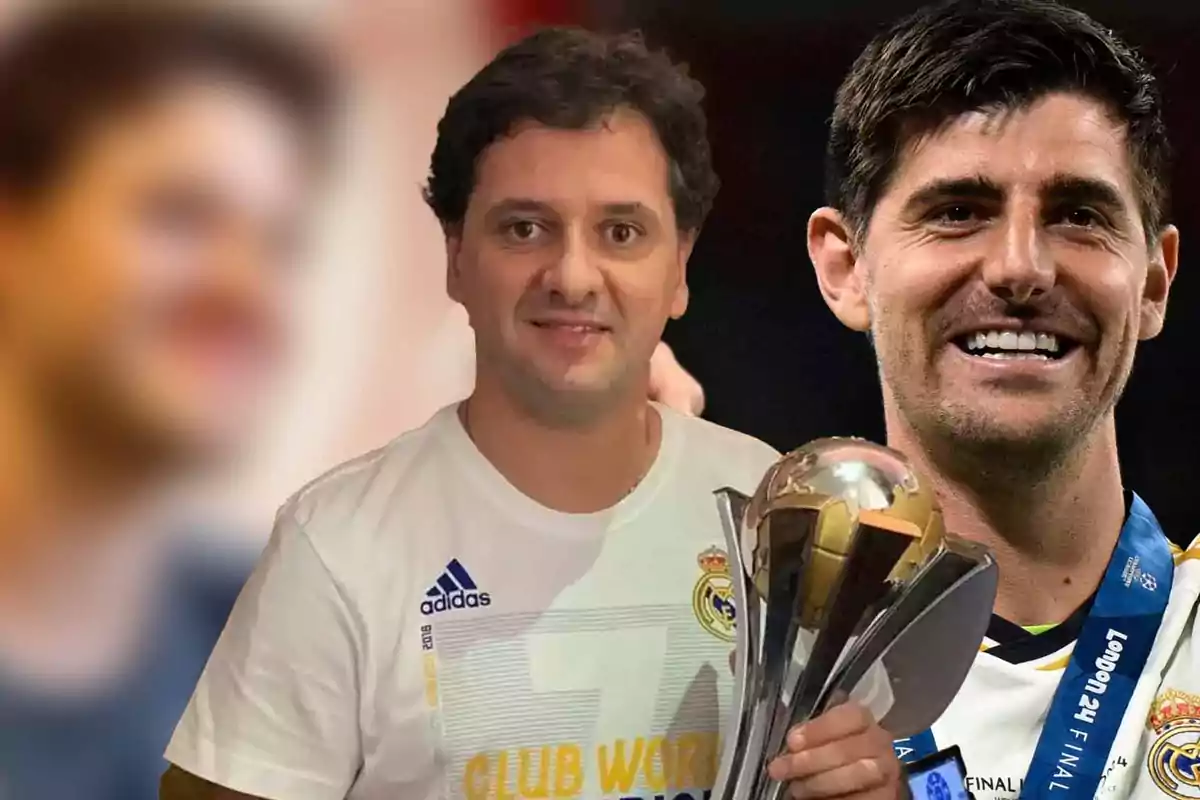 Hombre sosteniendo un trofeo junto a un jugador de fútbol sonriente.