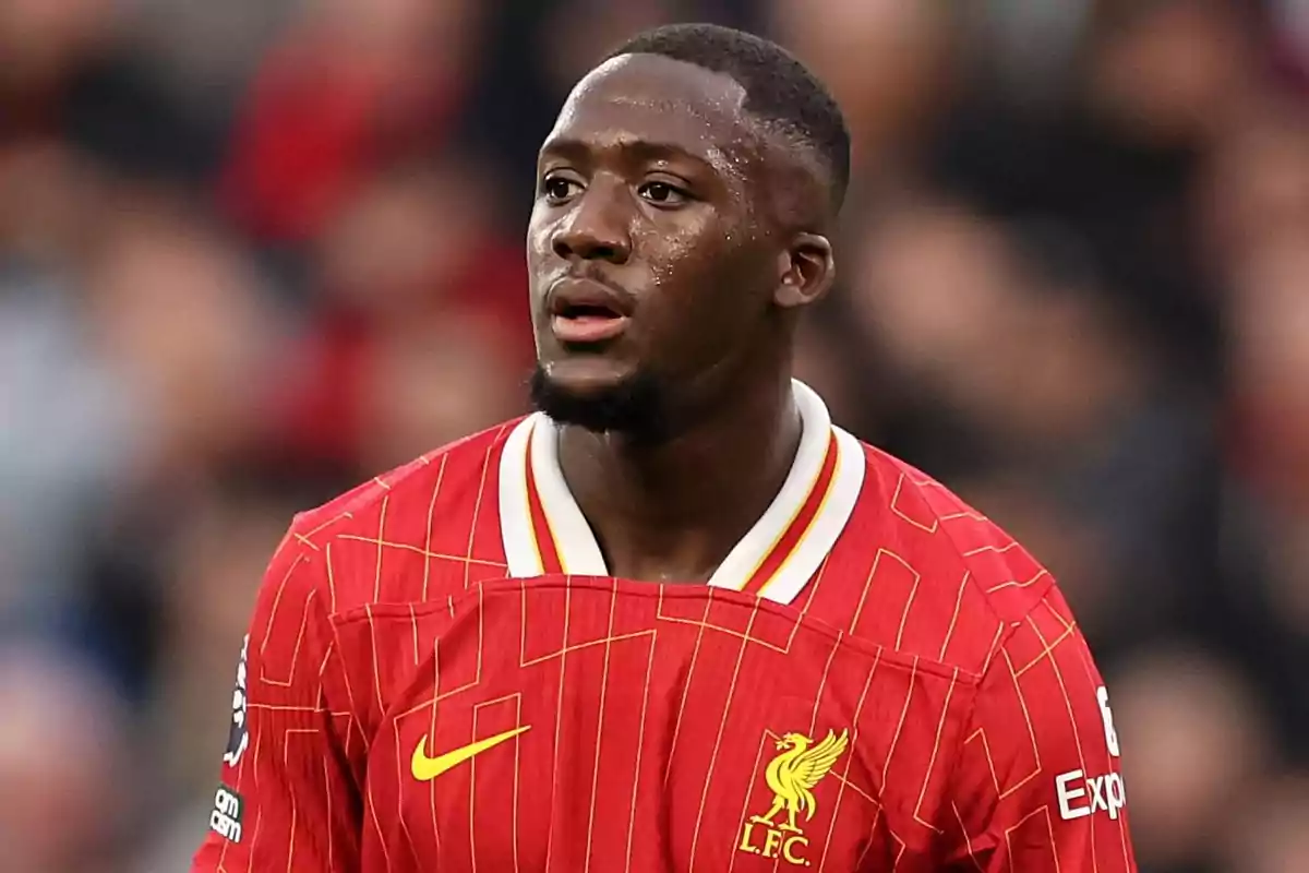 Un jugador de fútbol con camiseta roja del Liverpool FC en el campo.