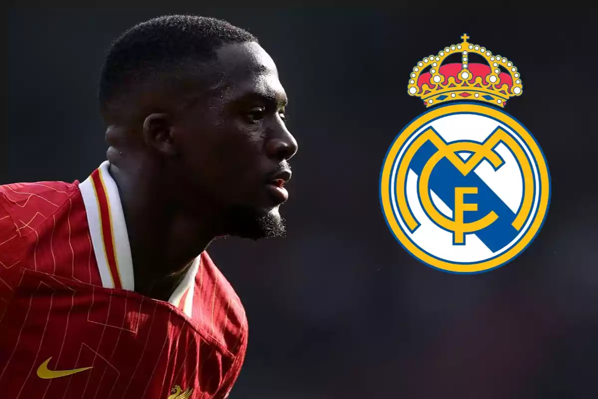 Un jugador de fútbol con camiseta roja y el logo del Real Madrid a su lado.