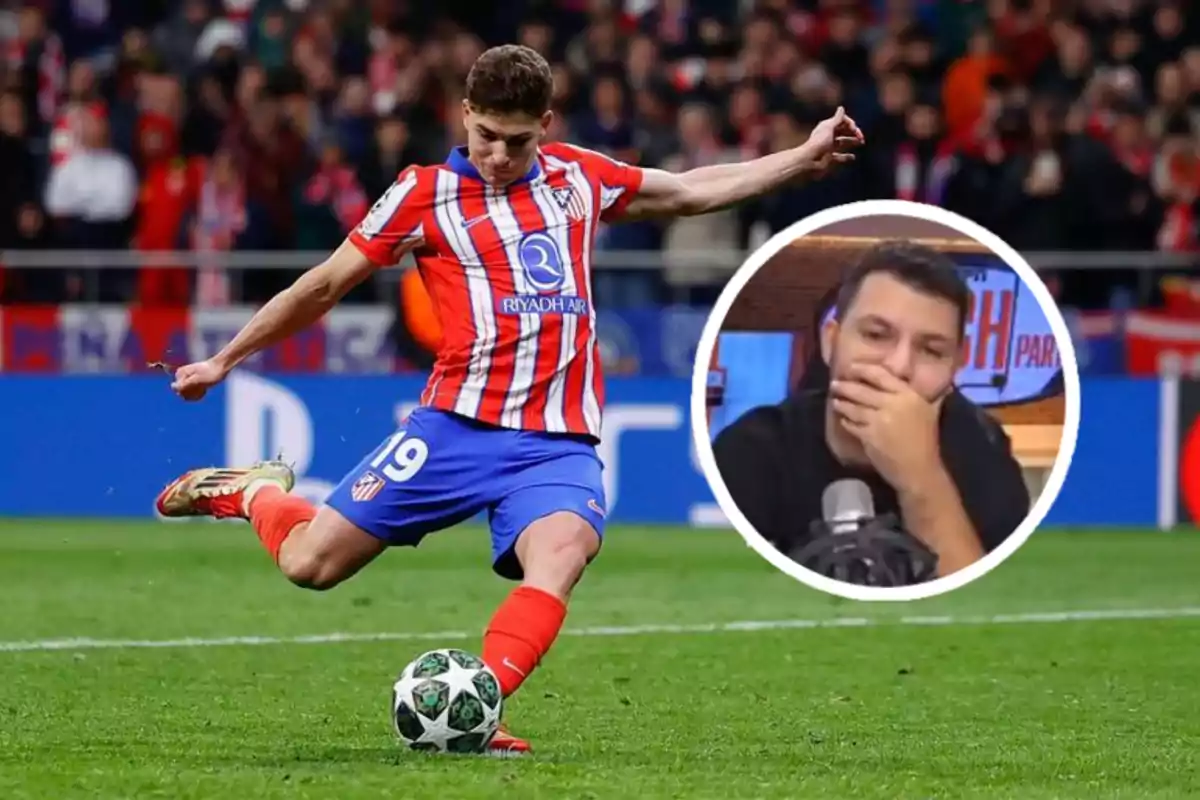 Un jugador de fútbol del Atlético de Madrid está a punto de patear un balón en el campo mientras en un recuadro se muestra a un hombre con la mano en la boca frente a un micrófono.