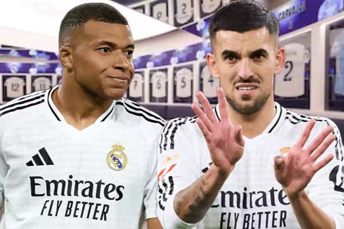 Dos jugadores de fútbol con el uniforme del Real Madrid en un vestuario.