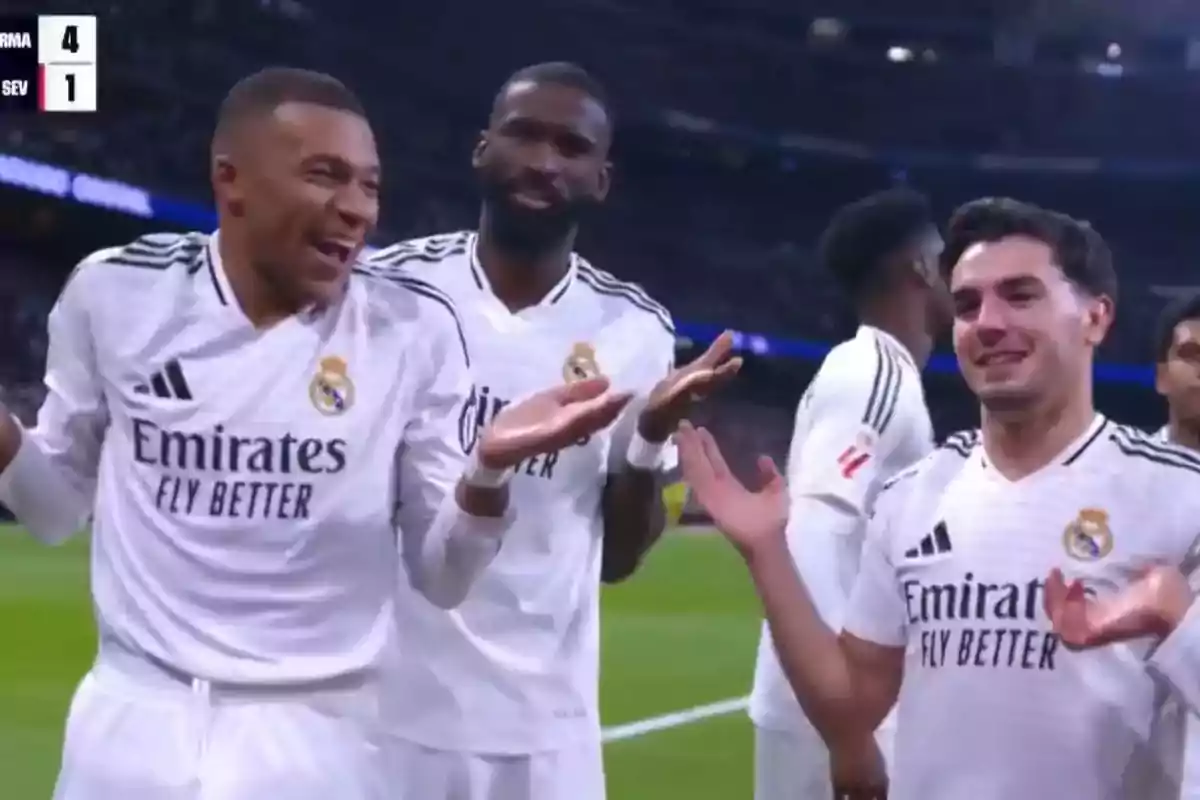 Lo que no se vio de la celebración del Real Madrid contra el Sevilla:  Mbappé lo inició