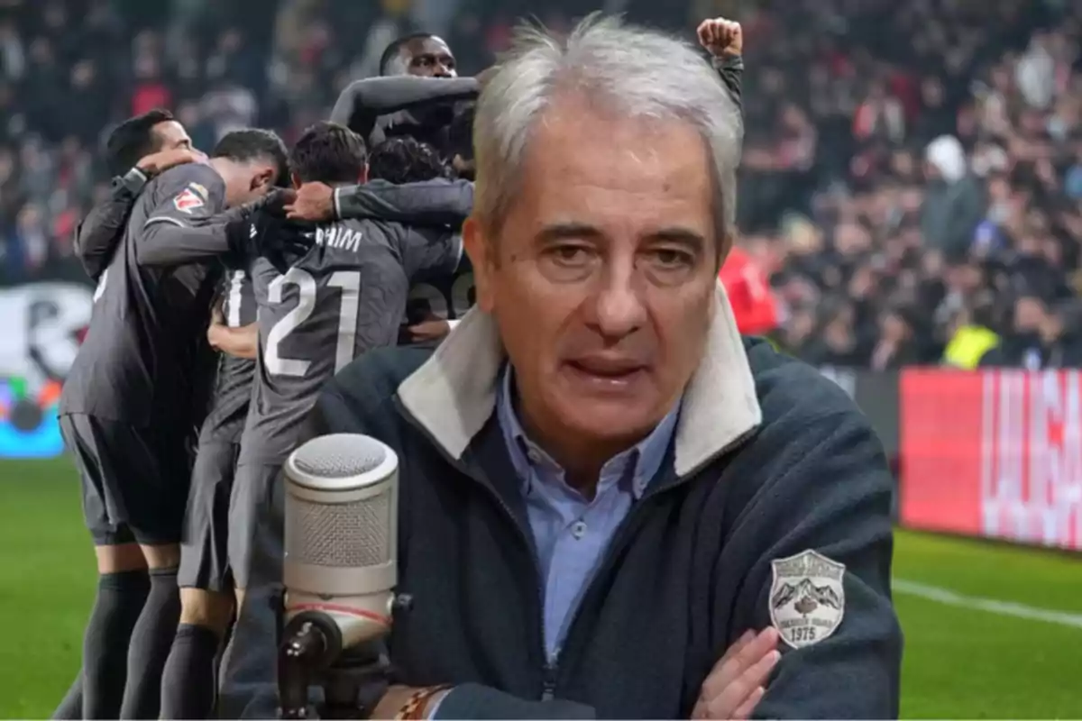 Un hombre frente a un micrófono con un grupo de futbolistas celebrando en el fondo.