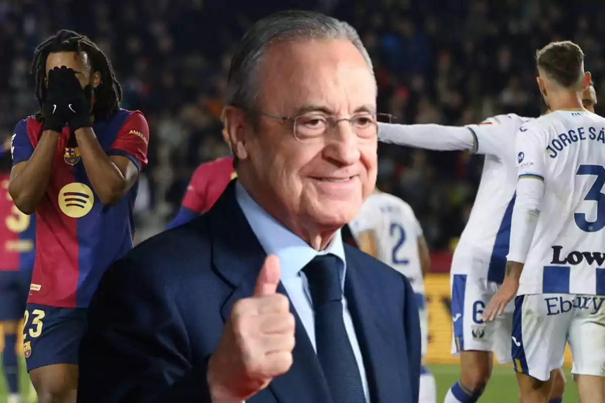 Un hombre sonriente con pulgar arriba en primer plano, mientras al fondo se ve a un jugador de fútbol con uniforme azul y rojo cubriéndose el rostro y otros jugadores celebrando.