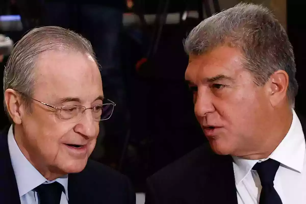 Dos hombres conversando en un evento formal. Dos hombres conversando en un evento formal.