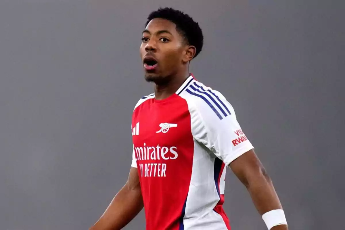 Jugador de fútbol con uniforme rojo y blanco del Arsenal en el campo durante un partido Jugador de fútbol con uniforme rojo y blanco del Arsenal en el campo durante un partido