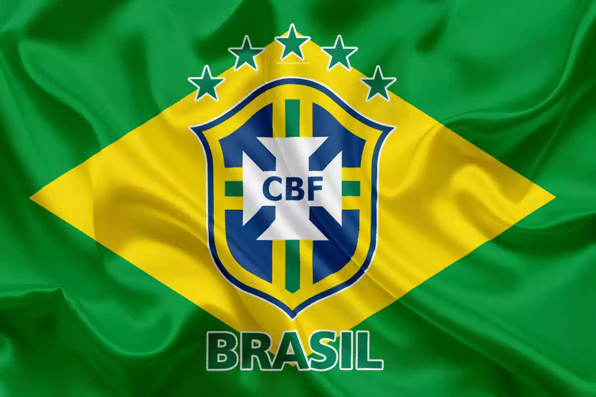 Bandera de Brasil con el escudo de la Confederación Brasileña de Fútbol en el centro. Bandera de Brasil con el escudo de la Confederación Brasileña de Fútbol en el centro.