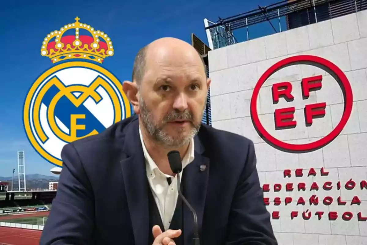 Un hombre en traje frente a los logos del Real Madrid y la Real Federación Española de Fútbol.