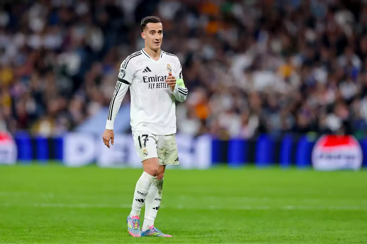 Jugador de fútbol con uniforme blanco en el campo durante un partido. Jugador de fútbol con uniforme blanco en el campo durante un partido.