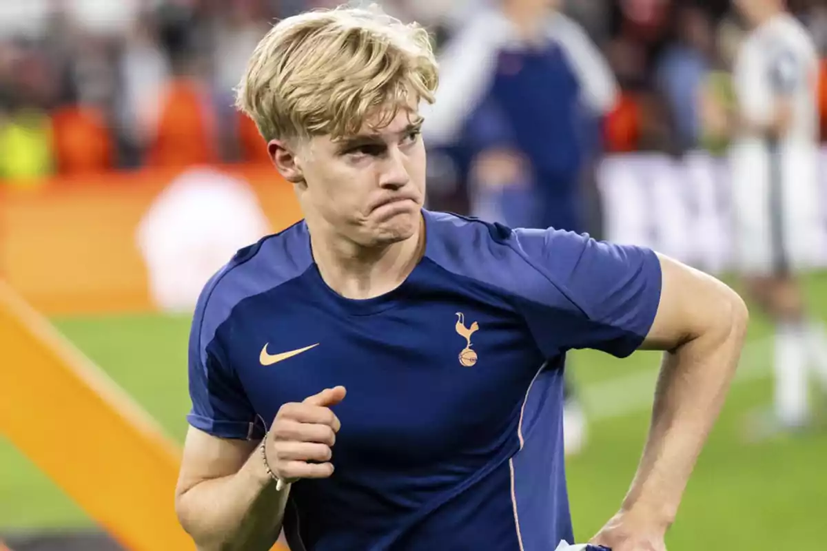 Jugador de fútbol rubio con camiseta azul del Tottenham Hotspur en el campo durante un partido Jugador de fútbol rubio con camiseta azul del Tottenham Hotspur en el campo durante un partido