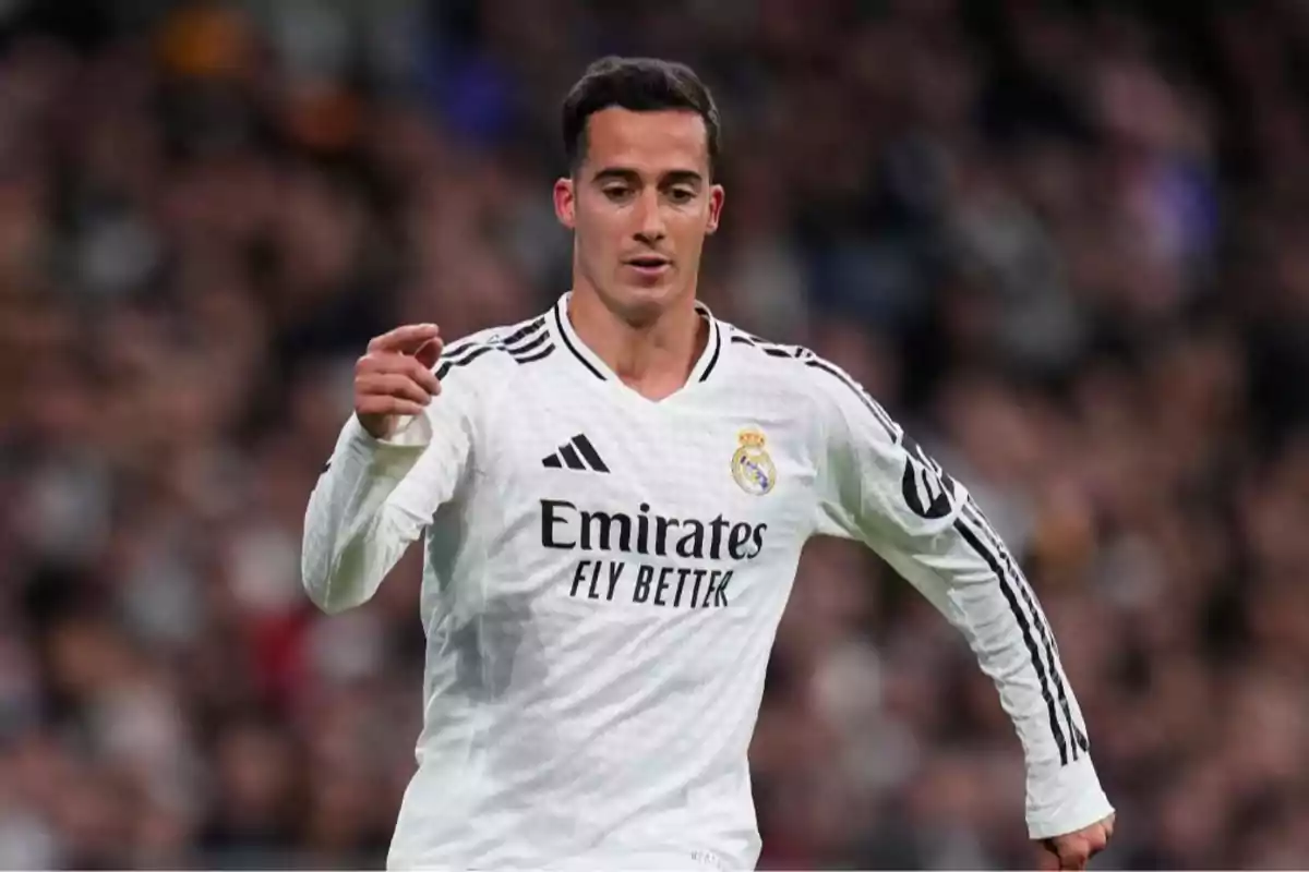 Un jugador de fútbol del Real Madrid en acción durante un partido. Un jugador de fútbol del Real Madrid en acción durante un partido.