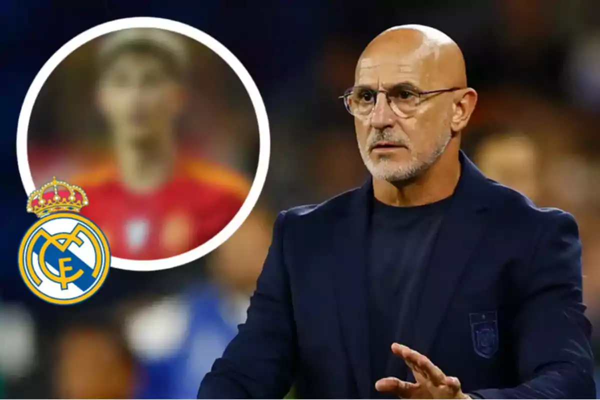 Un hombre calvo con gafas y barba está en primer plano, mientras que en el fondo hay una imagen borrosa de una persona con una camiseta roja y el escudo del Real Madrid.