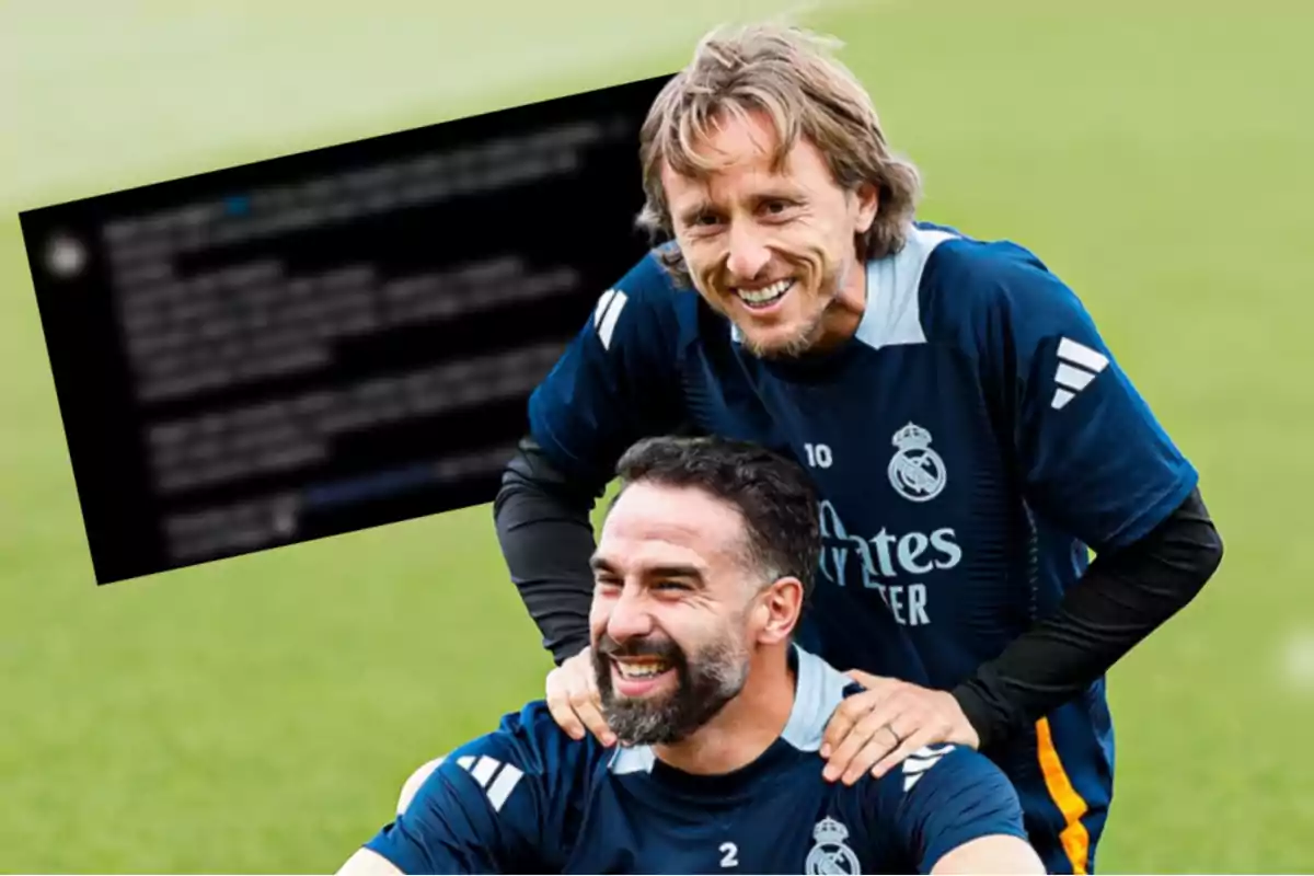 Dos jugadores de fútbol sonríen durante un entrenamiento en el campo, ambos llevan uniformes del Real Madrid.