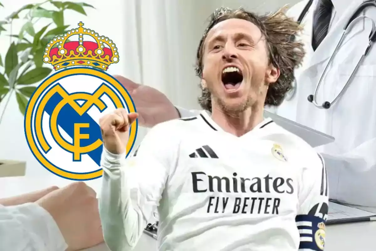 Futbolista del Real Madrid celebrando con el logo del club al fondo y una persona con bata de médico detrás