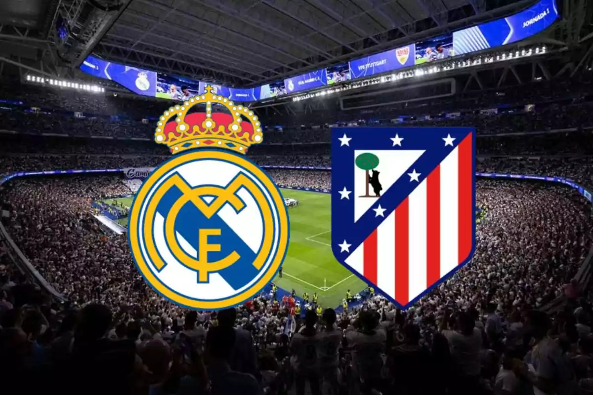 Logos de dos equipos de fútbol superpuestos sobre un estadio lleno de espectadores.