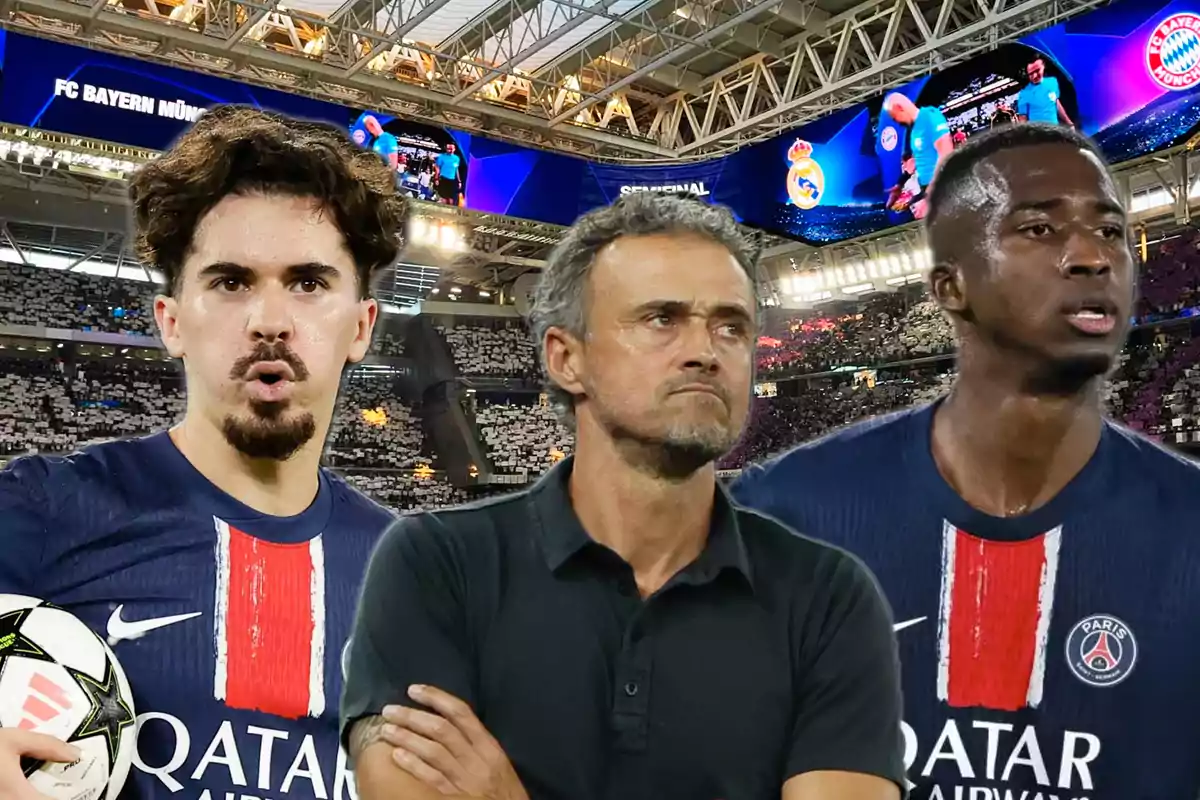 Tres personas con uniforme del PSG y un entrenador en el centro posan en un estadio lleno con pantallas que muestran los escudos de Bayern Múnich y Real Madrid