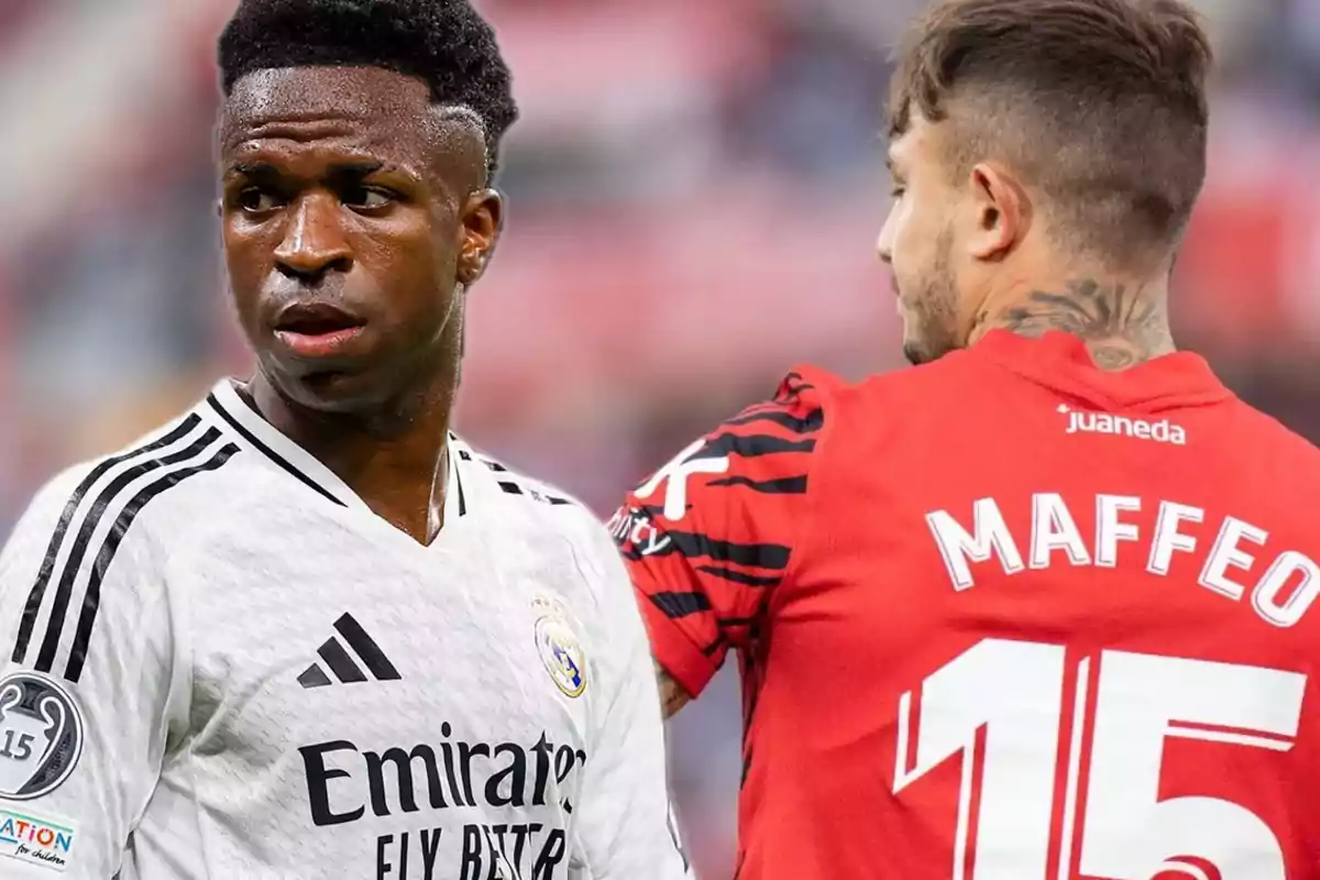 Dos jugadores de fútbol en el campo, uno con camiseta blanca y otro con camiseta roja.