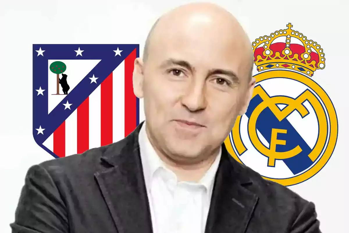 Un hombre calvo con chaqueta oscura está frente a los escudos del Atlético de Madrid y el Real Madrid.