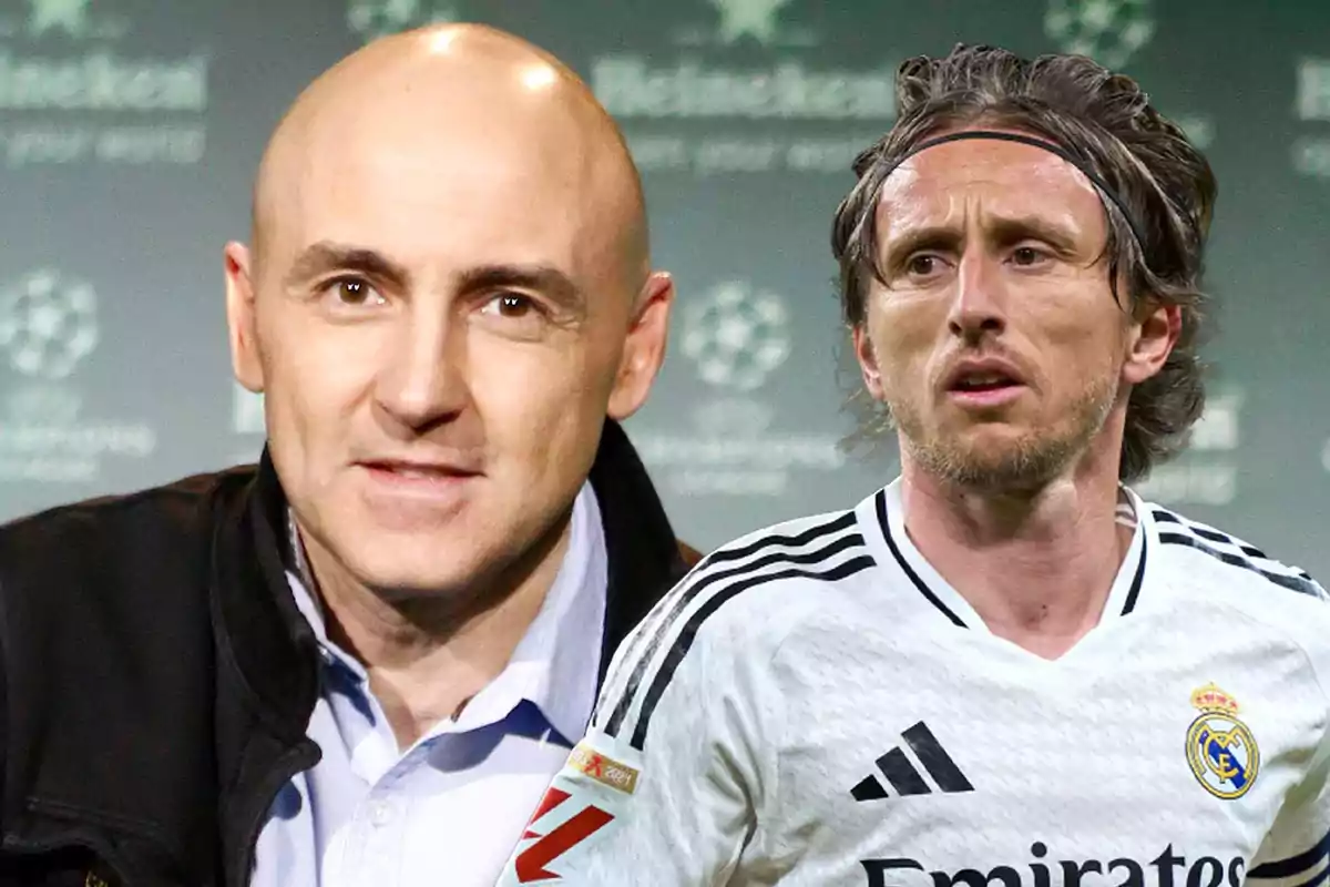 Dos hombres, uno con camisa blanca y chaqueta oscura y otro con camiseta de fútbol blanca del Real Madrid, posan frente a un fondo con logotipos.