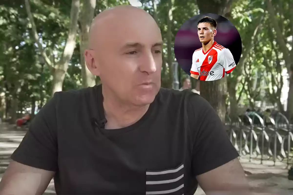 Hombre calvo con camiseta oscura sentado al aire libre en un parque con árboles y un círculo insertado que muestra a un futbolista con uniforme de River Plate