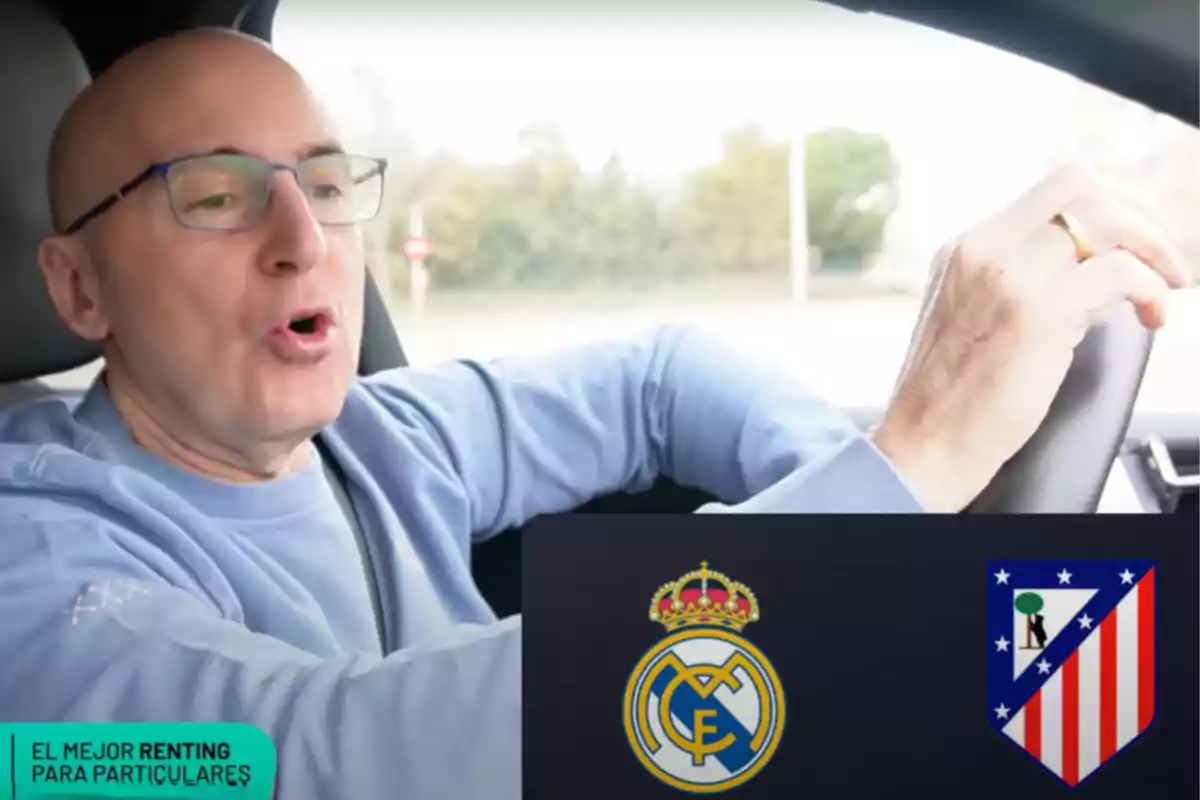 Un hombre con gafas conduce un coche mientras habla, y en la esquina inferior derecha se ven los escudos del Real Madrid y el Atlético de Madrid.