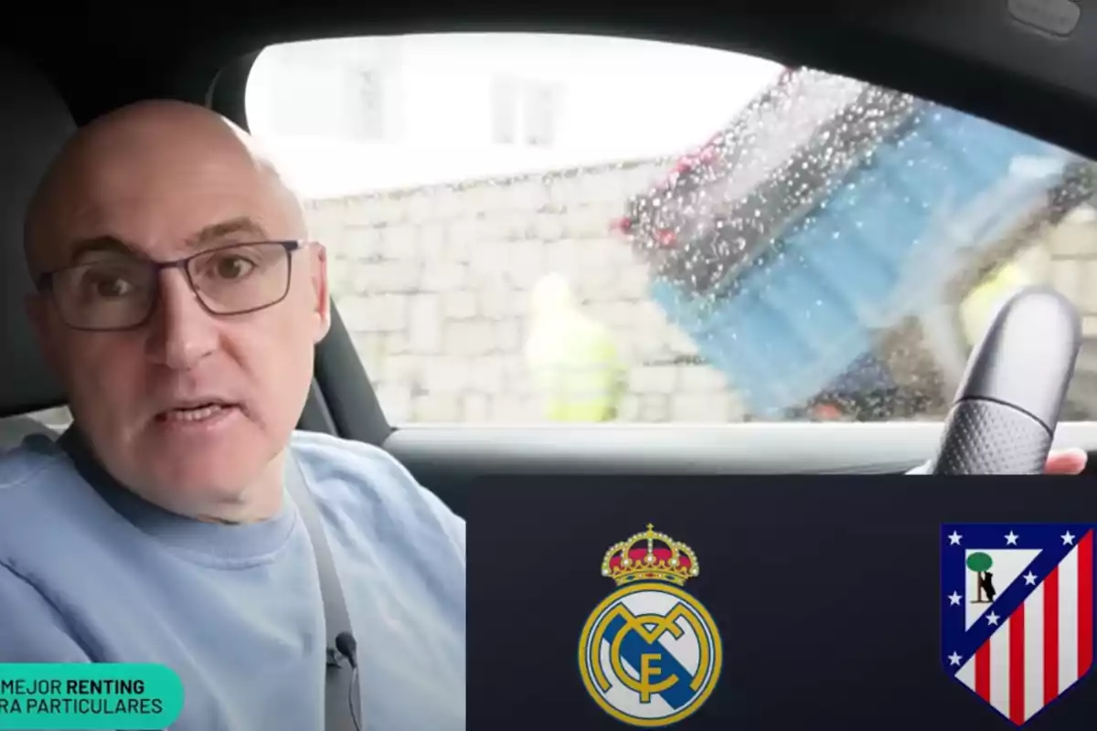 Un hombre dentro de un coche con logos de equipos de fútbol en la parte inferior derecha.