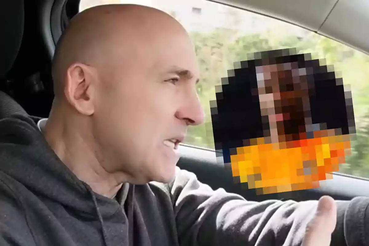 Un hombre calvo conduciendo un coche con una imagen pixelada de otra persona superpuesta.