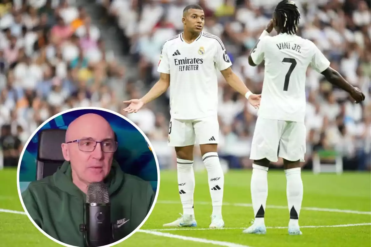 Jugadores de fútbol en el campo con uniforme blanco, uno de ellos con el número 7, y un hombre con gafas y sudadera verde hablando frente a un micrófono en un recuadro circular.