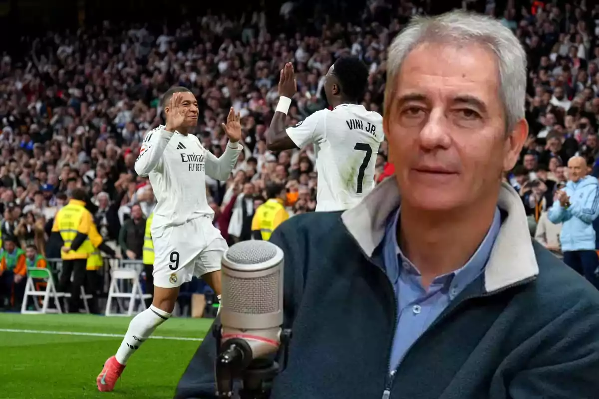 Un hombre frente a un micrófono con un fondo de jugadores de fútbol celebrando en un estadio lleno de espectadores.