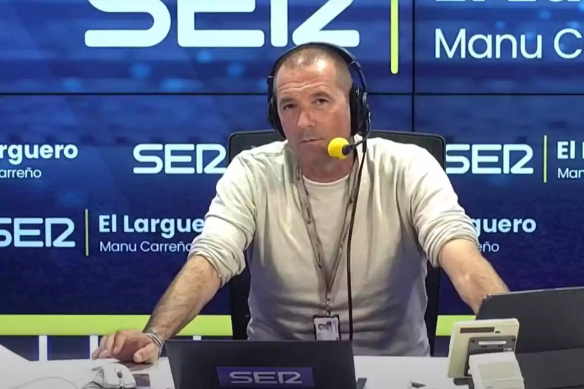 Man with headphones and microphone in a SER network radio studio.