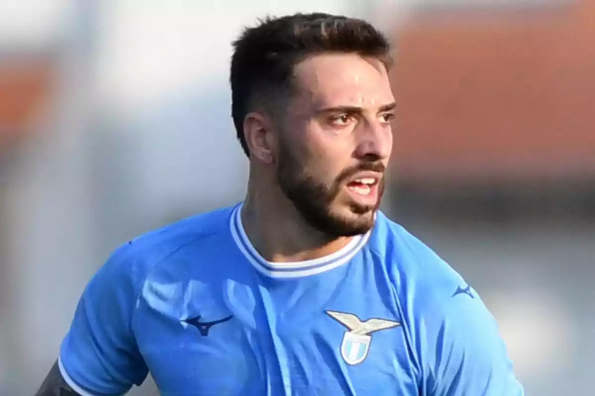 Un jugador de fútbol con camiseta azul durante un partido.