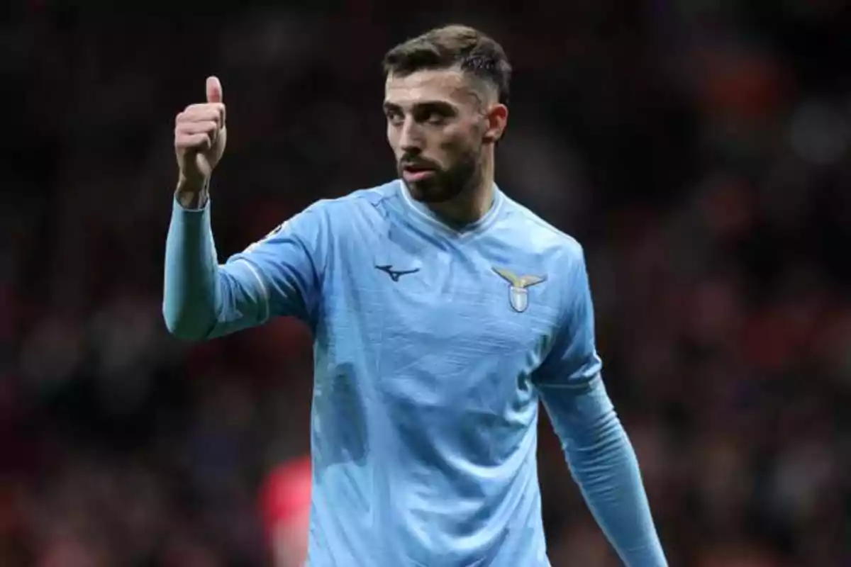 Jugador de fútbol con uniforme celeste levantando el pulgar en señal de aprobación durante un partido.