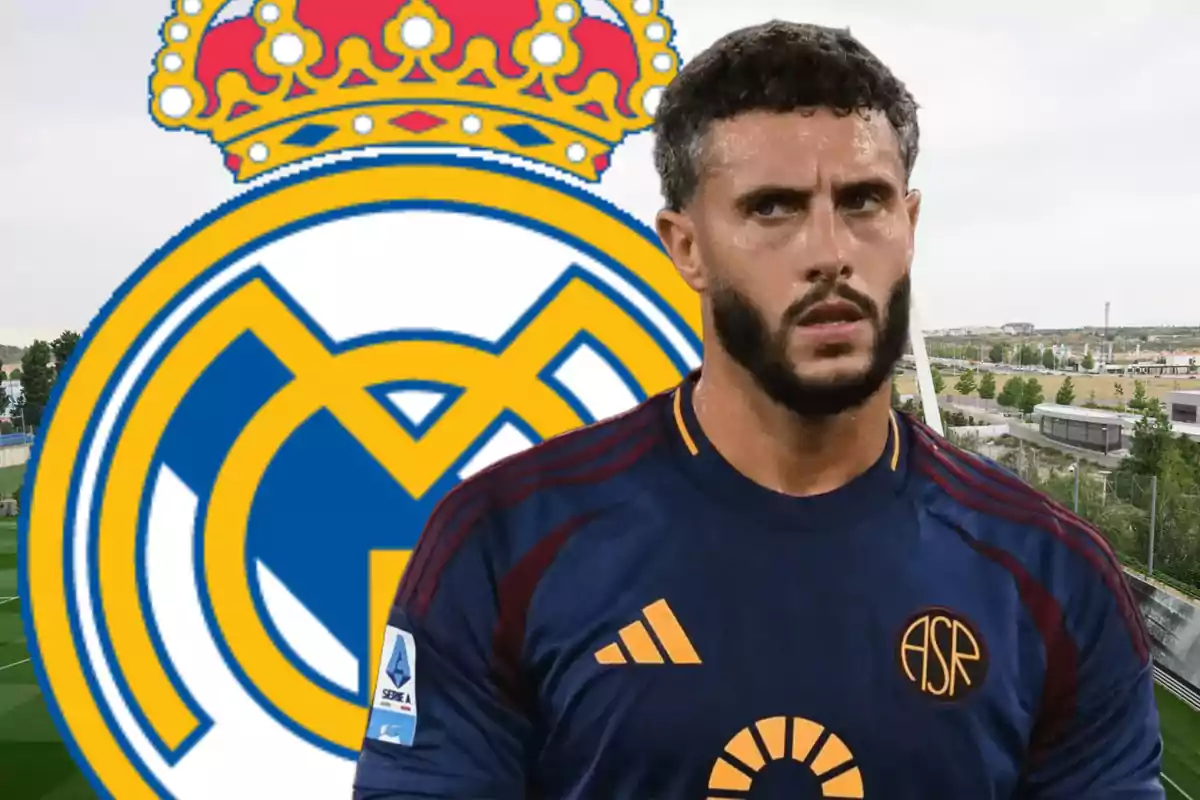 Un jugador de fútbol con una camiseta azul oscuro frente al escudo del Real Madrid.