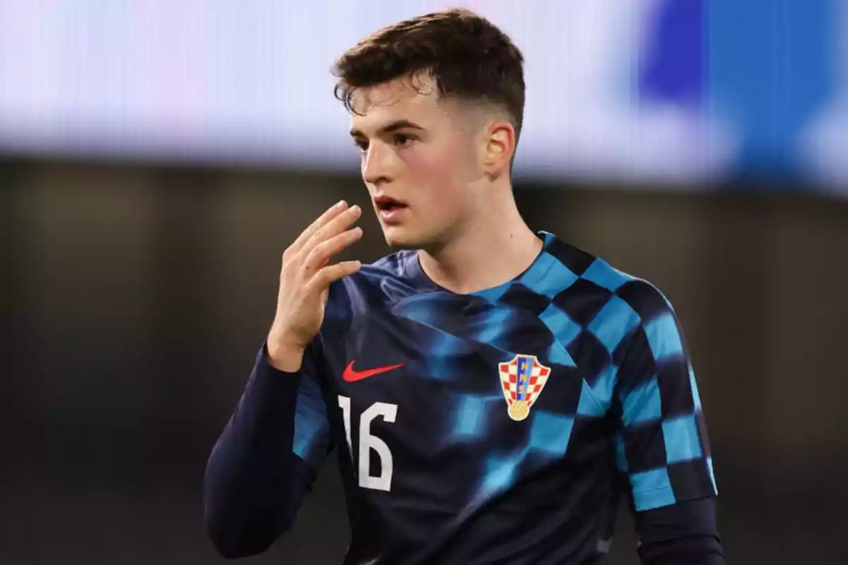 Un jugador de fútbol con el uniforme de Croacia en el campo. Un jugador de fútbol con el uniforme de Croacia en el campo.