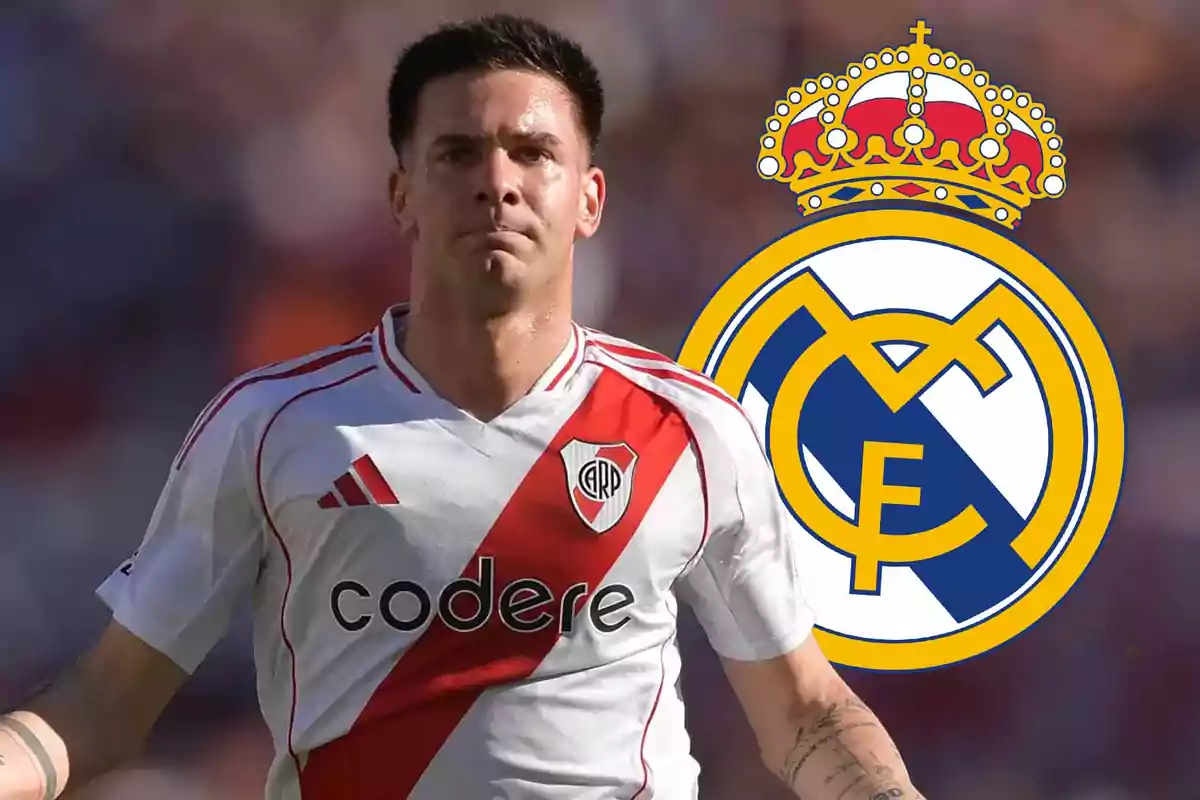 Un jugador de fútbol con la camiseta de River Plate y el escudo del Real Madrid al fondo.