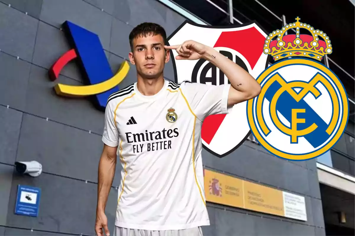 Un futbolista con camiseta del Real Madrid posa frente a un edificio con el logo de la Agencia Tributaria y los escudos de River Plate y Real Madrid al fondo