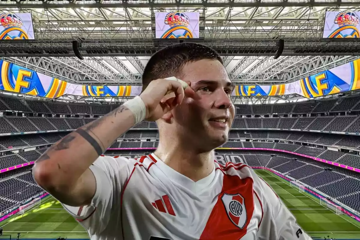 Futbolista con camiseta de River Plate celebrando en un estadio con emblemas del Real Madrid en las pantallas