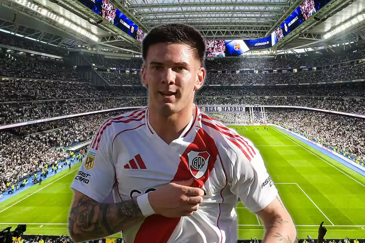 Futbolista con camiseta de River Plate en un estadio lleno con el cartel de Real Madrid al fondo
