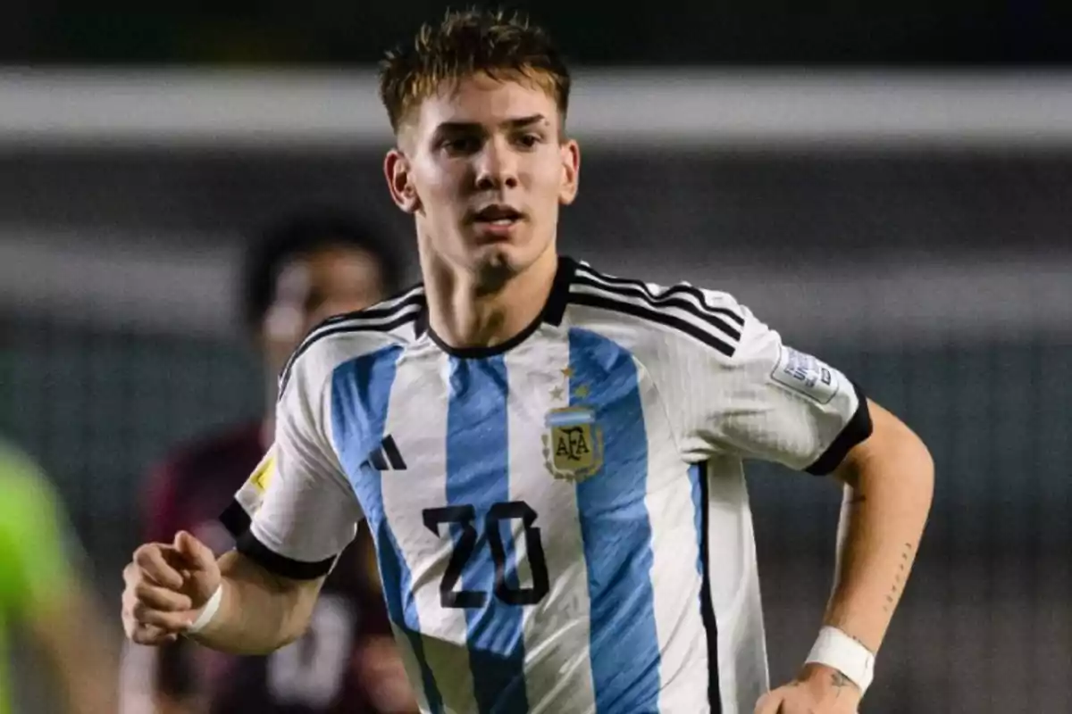 Un jugador de fútbol con la camiseta de Argentina durante un partido.