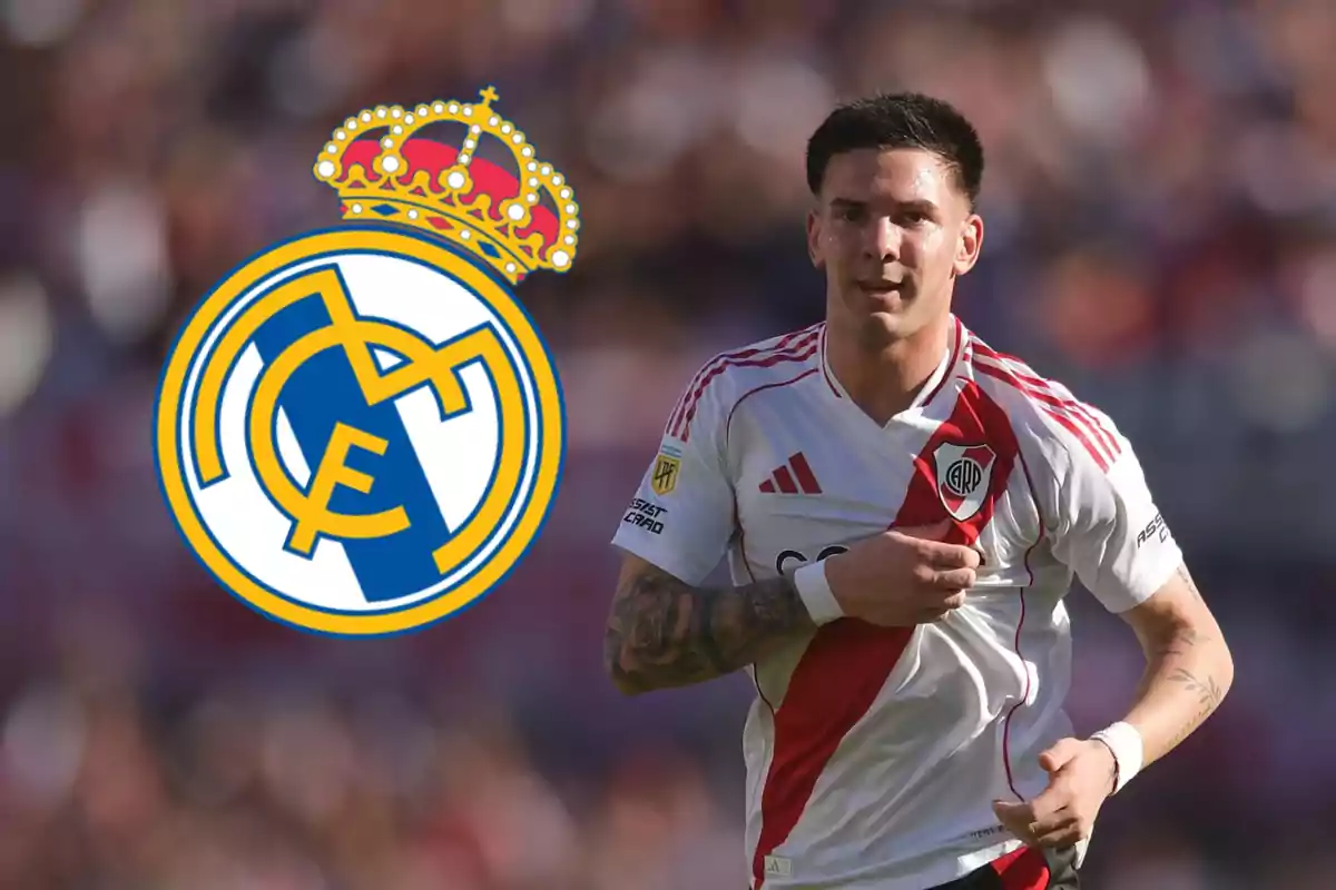 Futbolista de River Plate en el campo con el escudo del Real Madrid al fondo