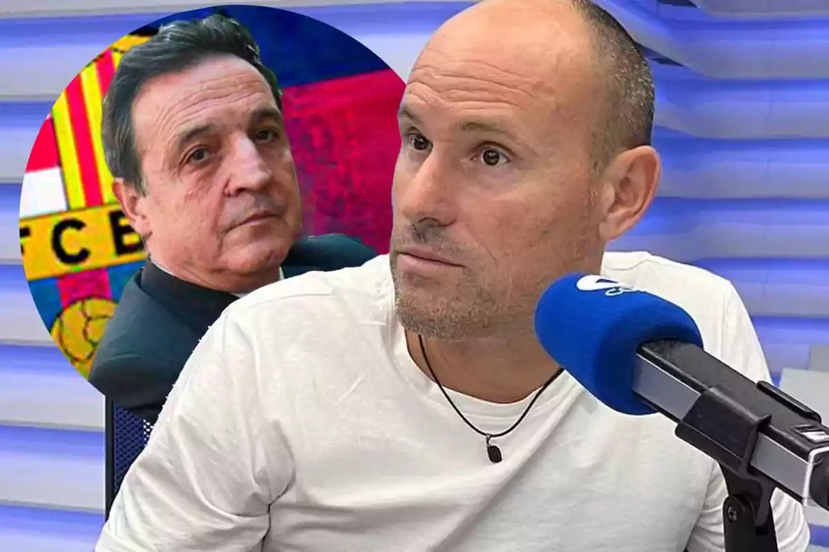 Un hombre con camiseta blanca y micrófono azul está en un estudio de radio, mientras que en un círculo detrás de él aparece la imagen de otro hombre con un fondo que incluye un escudo de fútbol.